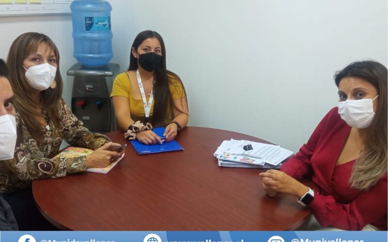 EQUIPO PROFESIONAL DEL MUNICIPIO DE VALLENAR SE REUNE CON DIRECTORA DEL LICEO JOSÉ SANTOS OSSA PARA ESTABLECER ACCIONES QUE PERMITAN MITIGAR LOS HECHOS DE VIOLENCIA OCURRIDOS DURANTE LAS ÚLTIMAS SEMANAS