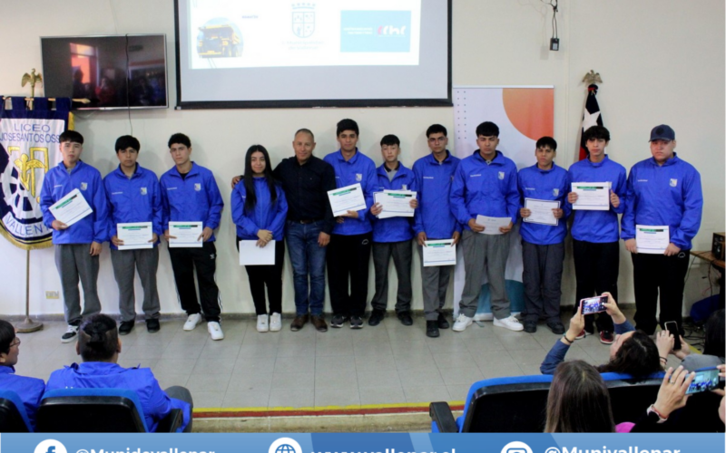 Alcalde Armando Flores acompañó la certificación de cursos en el liceo José Santos Ossa de Vallenar 