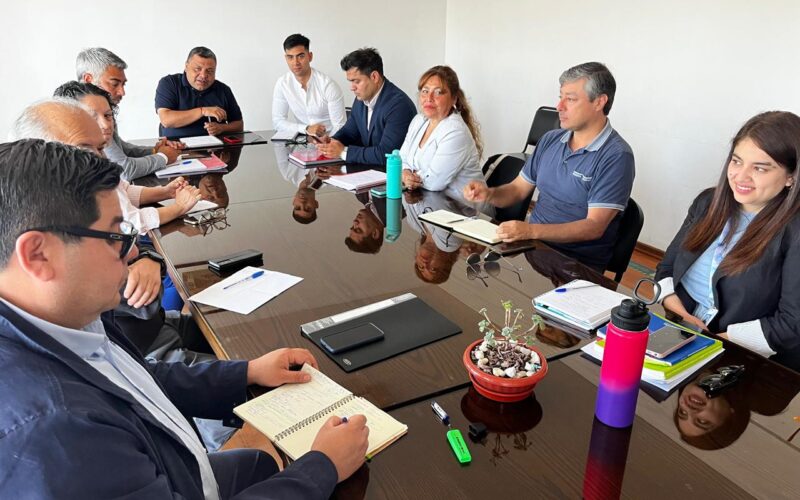 Alcalde Víctor Isla Lutz instaura reunión clave con directores y concejales de la comuna