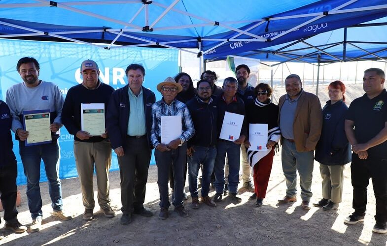 MINISTRO Y ALCALDE ENTREGAN BONOS DE RIEGO A AGRICULTORES DE VALLENAR