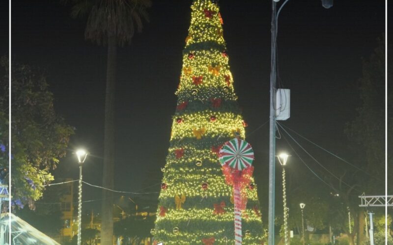 VALLENAR VIVIÓ EL GRAN ENCENDIDO DEL ÁRBOL DE NAVIDAD EN PLAZA AMBROSIO OHIGGINS