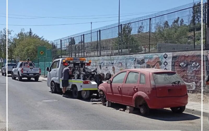 OPERATIVO DE RETIRO DE VEHÍCULOS EN ABANDONO SE REALIZÓ EN POBLACIÓN HERMANOS CARRERA
